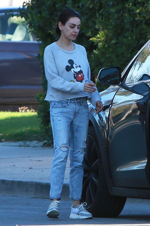 ミラ クニス ミッキースウェット ダメージデニムのレトロカジュアルな大人女子コーデでお出かけ 海外セレブファッションブログ 最新スナップ おしゃれ情報が盛り沢山 Dailycelebritydiary