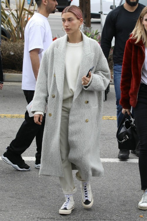 ヘイリー ボールドウィン ピンクヘア際立つワントーンコーデ 白でまとめた私服スタイルを披露 海外セレブファッションブログ 最新スナップ おしゃれ情報が盛り沢山 Dailycelebritydiary