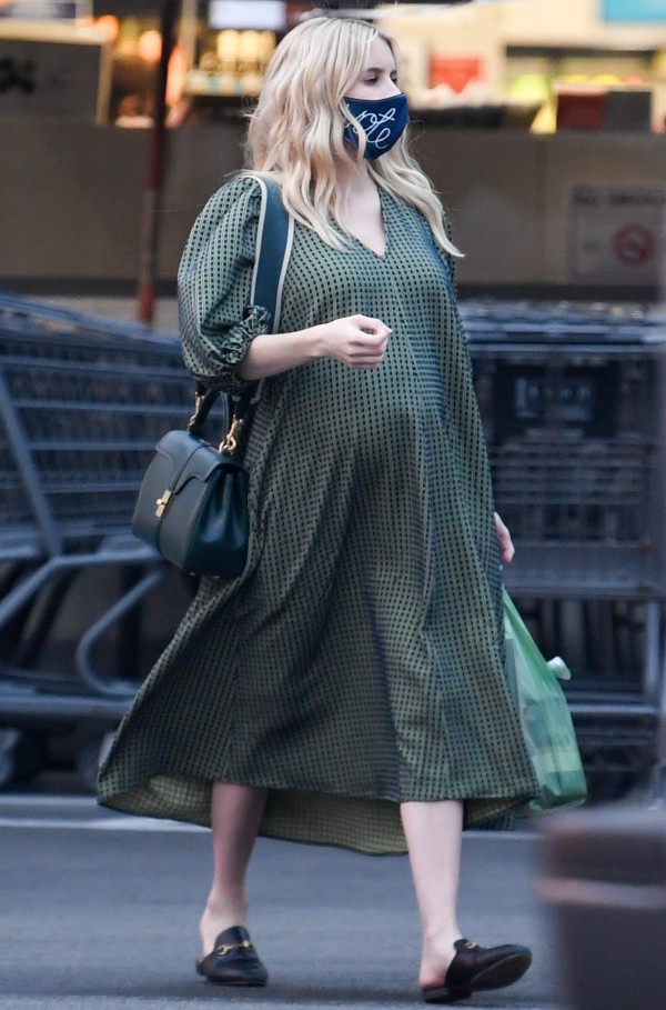 エマ ロバーツ ゆったりとしたチェック柄ワンピースにスリッパミュールを合わせたマタニティコーデ 海外セレブファッションブログ 最新スナップ おしゃれ情報が盛り沢山 Dailycelebritydiary