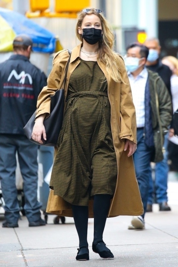 ジェニファー ローレンス ダスターコート チェック柄のワンピースにぺたんこ靴を合わせた妊婦コーデ 海外セレブファッションブログ 最新スナップ おしゃれ情報が盛り沢山 Dailycelebritydiary