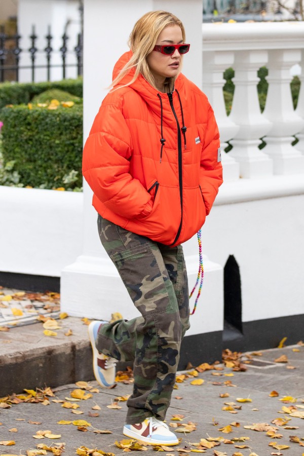 リタ オラ オレンジのダウンジャケットにカモフラ柄のカーゴパンツを合わせたストリート女子コーデ 海外セレブファッションブログ 最新スナップ おしゃれ情報が盛り沢山 Dailycelebritydiary