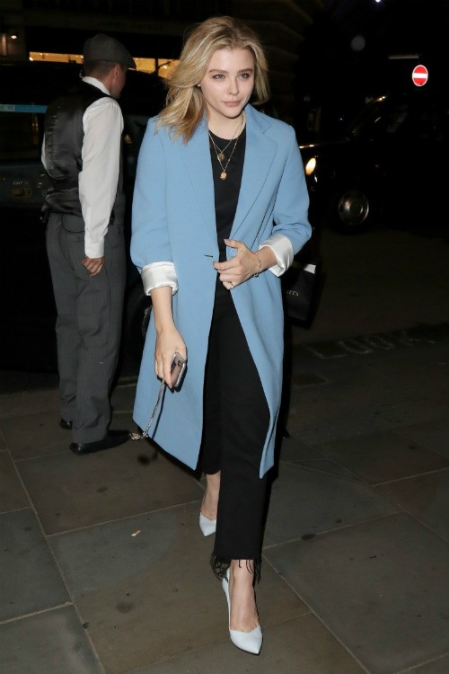 クロエ モレッツ カジュアルコーデを大人っぽく スカイブルーのコートを羽織って秋スタイルに 海外セレブファッションブログ 最新スナップ おしゃれ情報が盛り沢山 Dailycelebritydiary