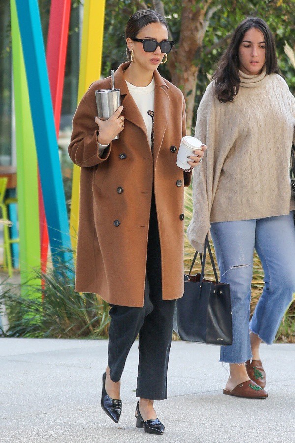 ジェシカ アルバ ブラウンのコートでおしゃれ見え 大人カジュアルなパンツスタイルで会社に到着 海外セレブファッションブログ 最新 スナップ おしゃれ情報が盛り沢山 Dailycelebritydiary