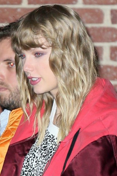 テイラー スウィフト カッコいい雰囲気に夢中 Ma 1 スモーキーメイクで大人カジュアルコーデ 海外セレブファッションブログ 最新スナップ おしゃれ情報が盛り沢山 Dailycelebritydiary