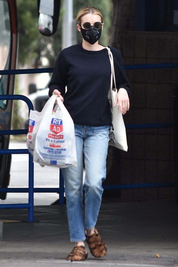 エマ ロバーツ 黒マスク姿で新型コロナ対策 スウェット デニム姿で食料品の買い出しにお出かけ 海外セレブファッション ブログ 最新スナップ おしゃれ情報が盛り沢山 Dailycelebritydiary