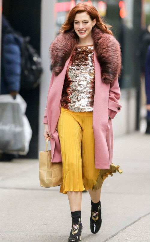 アン ハサウェイ 赤毛のアンもかわいい 弾ける笑顔 カラフルなファッションでnyにて撮影中 海外セレブファッション ブログ 最新スナップ おしゃれ情報が盛り沢山 Dailycelebritydiary