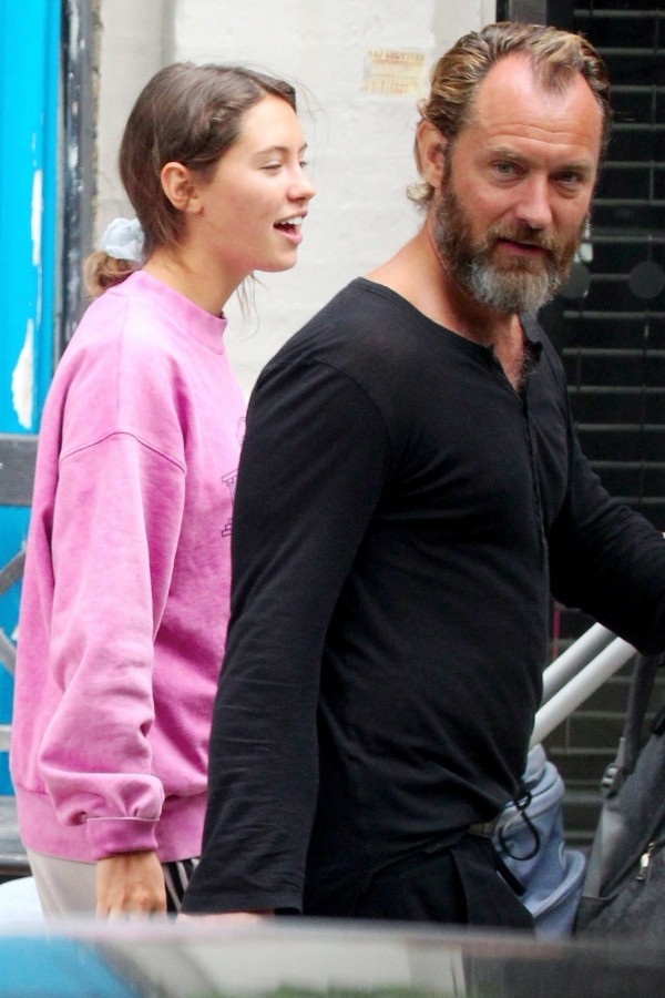 アイリス ロウ ジュード ロウ父娘 無精ヒゲがワイルド リラックスした私服姿で買い物にお出かけ 海外セレブファッションブログ 最新スナップ おしゃれ情報が盛り沢山 Dailycelebritydiary