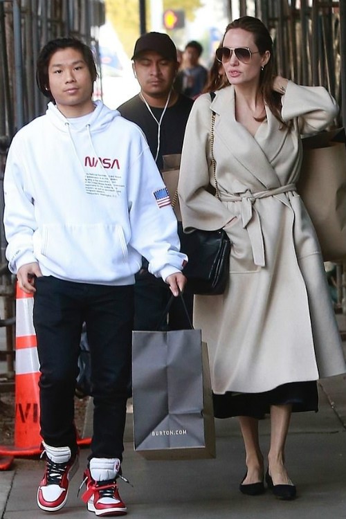 アンジェリーナ ジョリー 次男パックスくんとカシミアコートの私服姿でクリスマスショッピングへ 海外セレブファッションブログ 最新スナップ おしゃれ情報が盛り沢山 Dailycelebritydiary