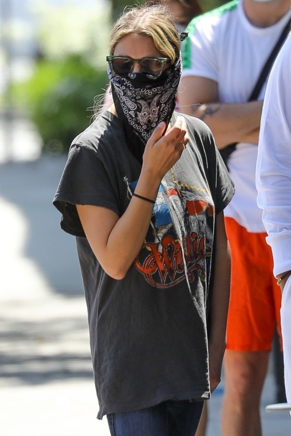 アシュレイ ベンソン バンダナをマスク代わりに Tシャツ デニムのカジュアルコーデでお出かけ 海外セレブファッションブログ 最新スナップ おしゃれ情報が盛り沢山 Dailycelebritydiary