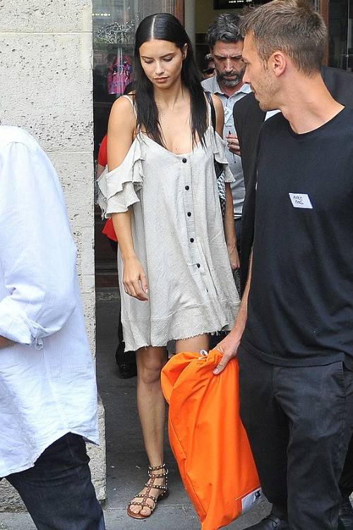 アドリアナ リマ ナチュラル ガーリー オフショルワンピース フラットサンダルでお出かけ 海外セレブファッションブログ 最新スナップ おしゃれ情報が盛り沢山 Dailycelebritydiary