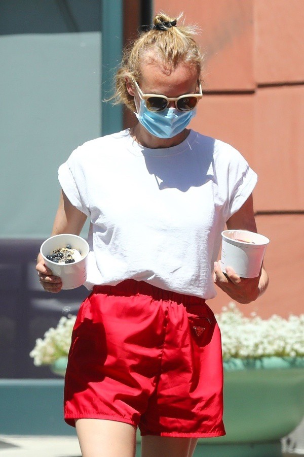 ダイアン クルーガー 生足あらわ Tシャツ 真っ赤なショートパンツのカジュアルコーデでお出かけ 海外 セレブファッションブログ 最新スナップ おしゃれ情報が盛り沢山 Dailycelebritydiary