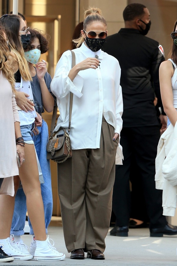 ジェニファー ロペス 子どもたち 白シャツ スラックスに革靴を合わせたハンサム女子コーデでお出かけ 海外セレブファッション ブログ 最新スナップ おしゃれ情報が盛り沢山 Dailycelebritydiary