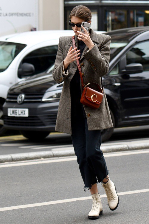 カイア ガーバー クロエの新アイコンバッグ Chloe C を使ったおしゃれな私服コーデでパリコレへ 海外セレブファッションブログ 最新スナップ おしゃれ情報が盛り沢山 Dailycelebritydiary