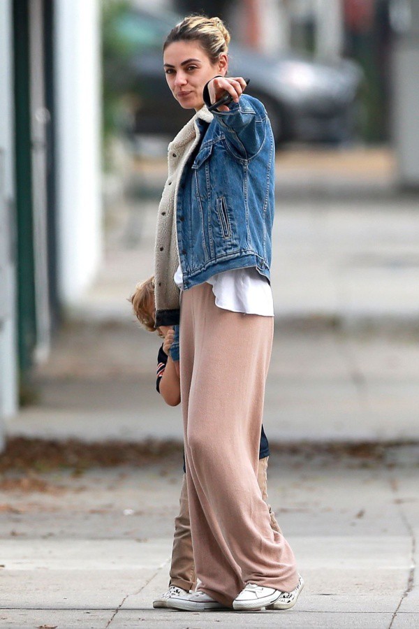 ミラ クニス 裏ボアgジャン ルーズワイドパンツのリラックスコーデで愛息ディミトリ君とお出かけ 海外セレブファッションブログ 最新スナップ おしゃれ情報が盛り沢山 Dailycelebritydiary