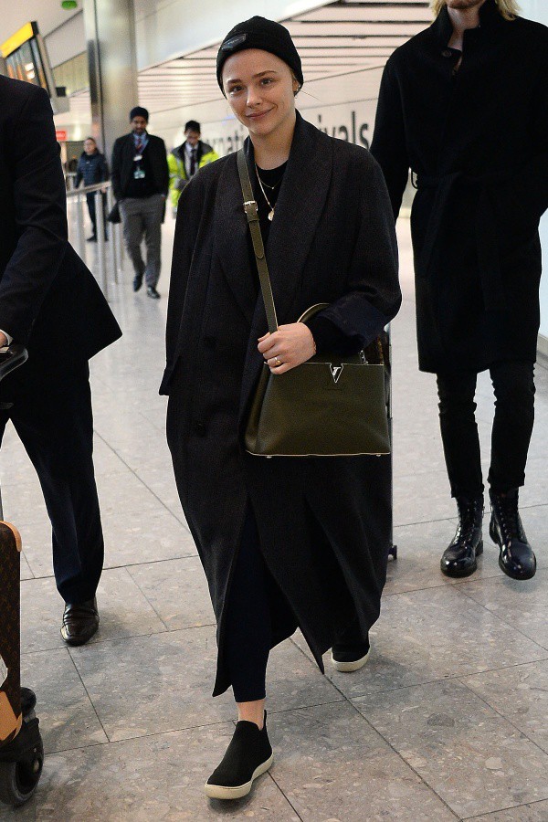 クロエ モレッツ ニット帽で小顔強調 全身ブラックのカジュアルコーデでイケメン兄と空港に到着 海外セレブファッションブログ 最新スナップ おしゃれ情報が盛り沢山 Dailycelebritydiary