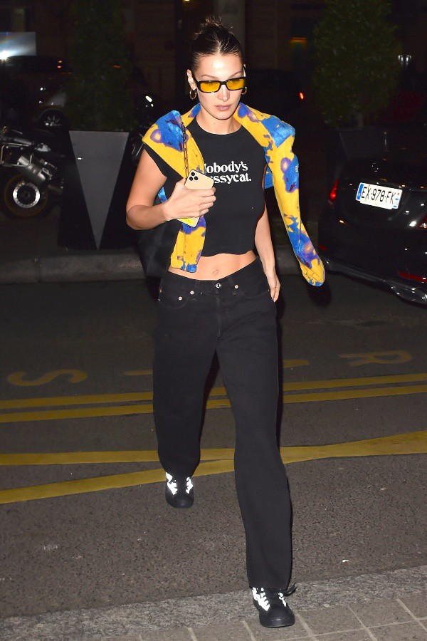 ベラ ハディッド 海外セレブが着用 ステューシーのフリースプルオーバーを使ったストリートコーデ 海外 セレブファッションブログ 最新スナップ おしゃれ情報が盛り沢山 Dailycelebritydiary