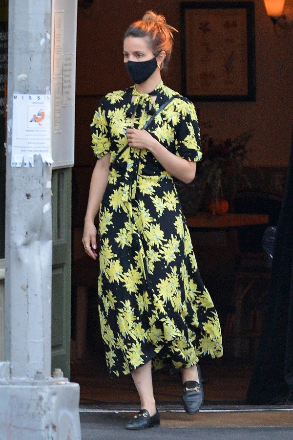 ディアナ アグロン 大胆な花柄がおしゃれなワンピースにローファーを合わせた私服スタイルでお出かけ 海外セレブファッションブログ 最新スナップ おしゃれ情報が盛り沢山 Dailycelebritydiary