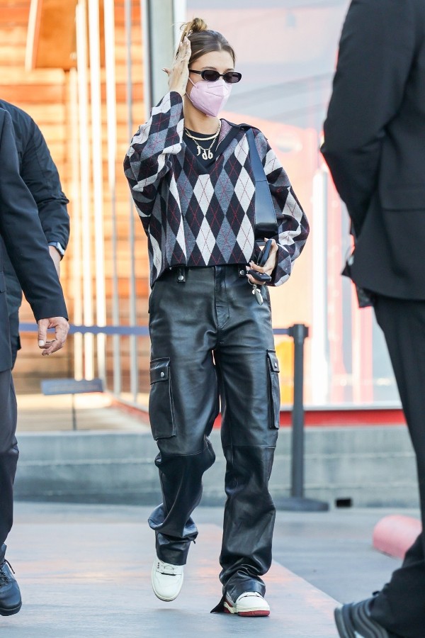 ヘイリー ビーバー アーガイル柄のニット レザーパンツにスニーカーを合わせた私服コーデでお出かけ 海外セレブファッションブログ 最新スナップ おしゃれ情報が盛り沢山 Dailycelebritydiary