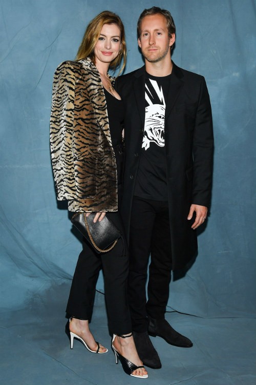 アン ハサウェイ ジバンシィ 19年春夏パリコレクションのフロントロウに夫婦で登場 海外セレブファッション ブログ 最新スナップ おしゃれ情報が盛り沢山 Dailycelebritydiary