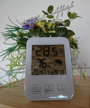ニトリの白バケツと暑さ対策デジタル温湿度計 シニアのdailyらいふstyle ニトリの白バケツと暑さ対策デジタル温湿度計 シニアのdailyらいふstyle
