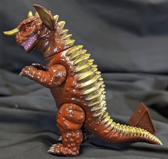 バラゴン立ち姿＋山小屋（マーミット）ビニパラベビー ソフビ