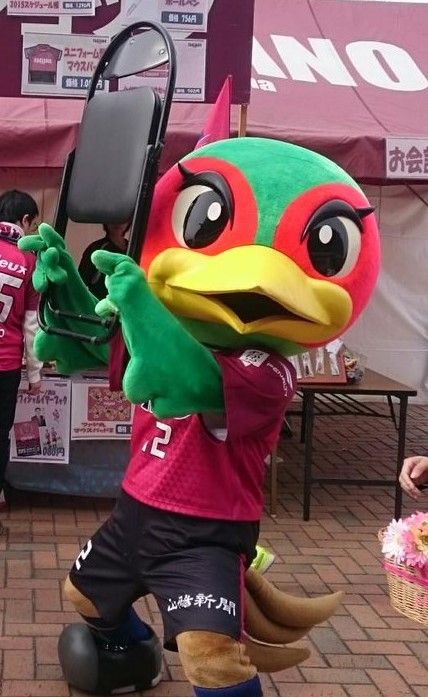 ファジ丸はパイプ椅子を抱いて翔ぶ : Jリーグマスコットのこと
