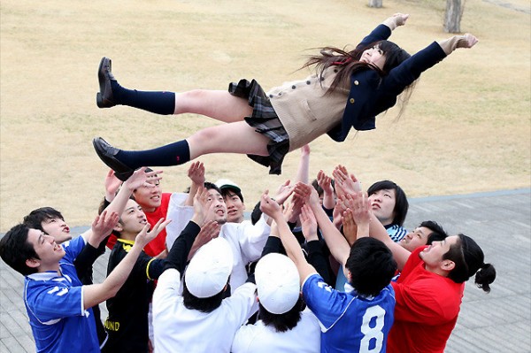 画像あり 九州大学の合格発表でセーラー服の女子高生が胴上げされるｗｗｗｗｗ はれぞう