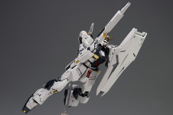 ガンダムベースνガンダム Ver.Ka チタニウムフィニッシ & RG サザビー RG 1/144 ガンダムベース限定 νガンダム[チタニウムフィニッシュ