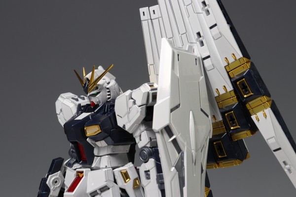 RG ガンダムベース限定 νガンダム[チタニウムフィニッシュ