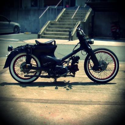 ⭐️リトルカブ50走行少❗️5.000km代⭐️前後タイヤ・バッテリー・シート・プラグなどなど新品交換⭐️キャブオーバーホール済みでキック一発始動⭐️ リトルカブ 999円の激安バッテリーに交換してくれ！① バッテリー