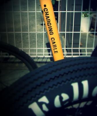 電柱から伸びているワイヤーの黄色いカバーにステンシルしてくれ Good Fellasへようこそ