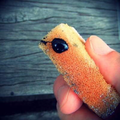 電柱から伸びているワイヤーの黄色いカバーにステンシルしてくれ Good Fellasへようこそ