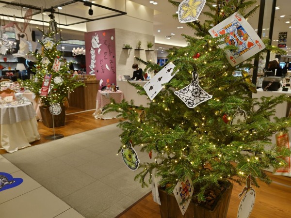 🍊【阪急うめだ本店】各階もアリス色でかわいらしい装飾になっています