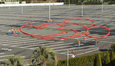 速報 東京ディズニーリゾート駐車場に 巨大ミッキー 出現 駐車場キャストが制作 Disney Style