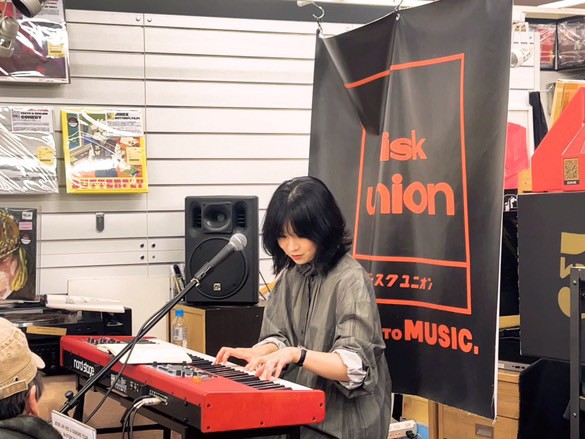 JEON JIN HEE & DAMONS YEAR のインストア・ライヴ 沢山のご来店