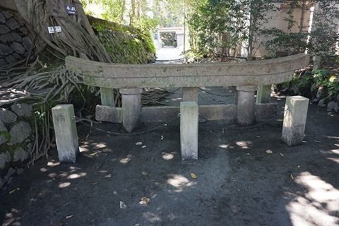 鹿児島 桜島にある 黒神埋没鳥居 Domojapan 鹿児島 桜島にある 黒神埋没鳥居 Domojapan