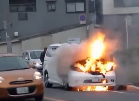 車が炎上 爆発寸前の危機一髪 ドラレコ速報 事故ニュースまとめ