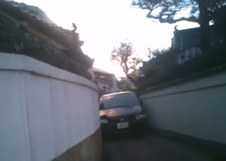 狭い道を無理に通る車 壁こすってる ドラレコ速報 事故ニュースまとめ 狭い道を無理に通る車 壁こすってる ドラレコ速報 事故ニュースまとめ