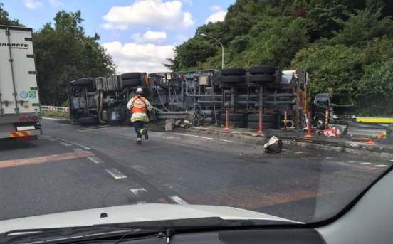 横浜 東名高速でタンクローリー横転 液体が流出 運転手死亡 ドラレコ速報 事故ニュースまとめ