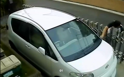 防犯カメラ 車に傷をつけてイタズラする男 ドラレコ速報 事故ニュースまとめ 防犯カメラ 車に傷をつけてイタズラする男 ドラレコ速報 事故ニュースまとめ