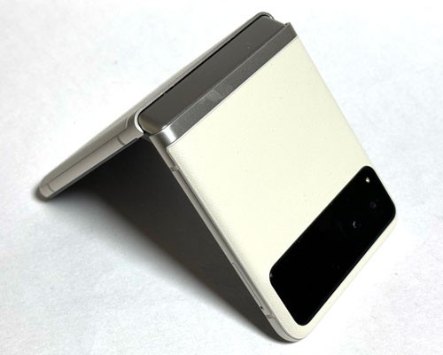 庶民向け？折りたたみスマホ「モトローラ razr 40」ファーストインプレ