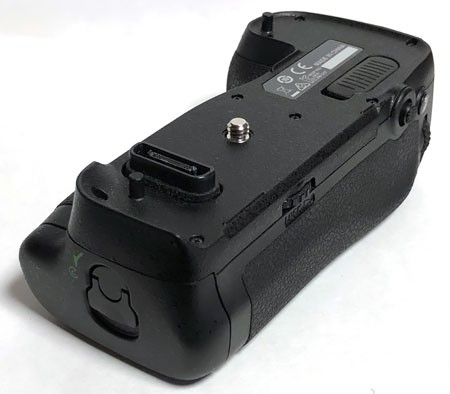 D500 で D一桁機のバッテリー EN-EL18 を使ってみた ～バッテリー室