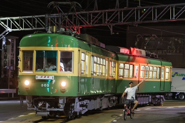 一部撮り鉄の方の非常識な行為が ガイジ きもい と言われてるけど 江ノ電自転車ニキ 外国人 の一枚絵はいい写真だよね 同人速報