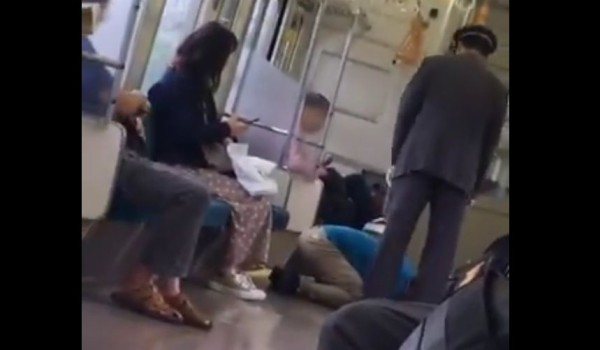 動画 僕のスマホ返せぇ 電車のトイレにスマホを落としてしまって発狂する男性が話題に 痛いニュース ﾉ