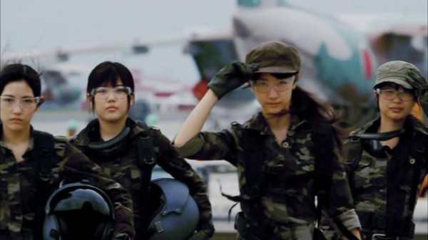 女性自衛官が実戦で砲撃や爆撃を受ければ 服は吹き飛ばされる つまり裸になってしまう