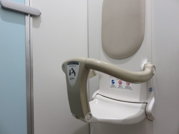 トイレの個室にある赤ちゃん用の椅子 Freebackphoto