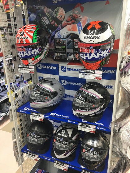 話題の Shark フルフェイスモデル入荷しました 2りんかんブログ 話題の Shark フルフェイスモデル入荷しました 2りんかんブログ