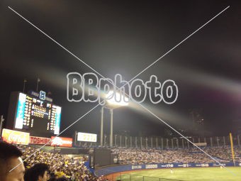 神宮球場が光で照らされる 野球素材 野球写真素材無料案内サイト 神宮球場が光で照らされる 野球素材 野球写真素材無料案内サイト