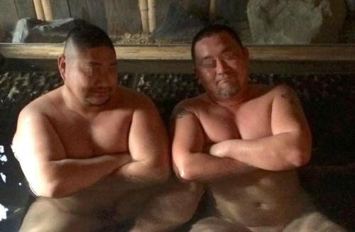 短髪鬚のガチムチさんカップルが 温泉で まったり中 親父の縁側