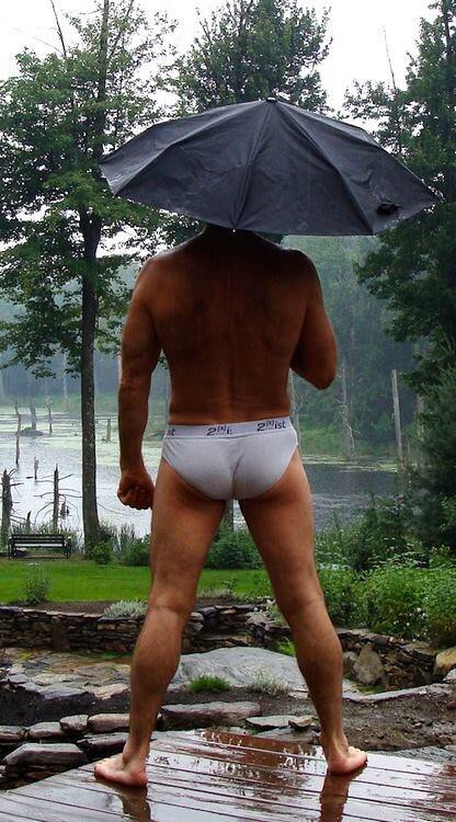 雨の中 公園でパンツ一丁 親父の縁側